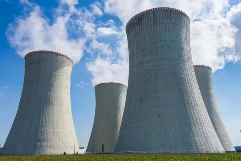 Atomowa niezależność: Kompletna strategia dla Polski na tanią energię bez dogmatów